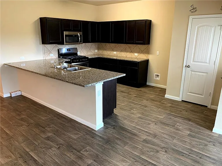 160 Cherry Blossom Dr — Photo 7