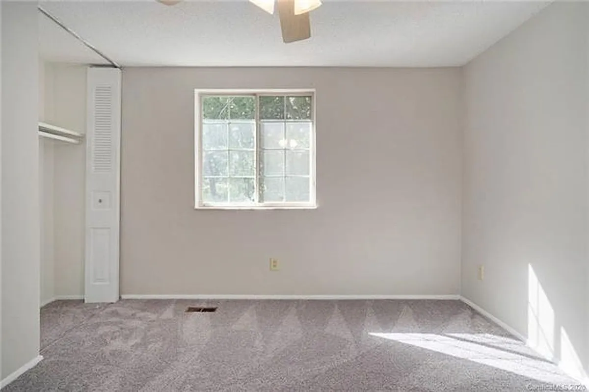 Building Photo - 615 Regency Dr