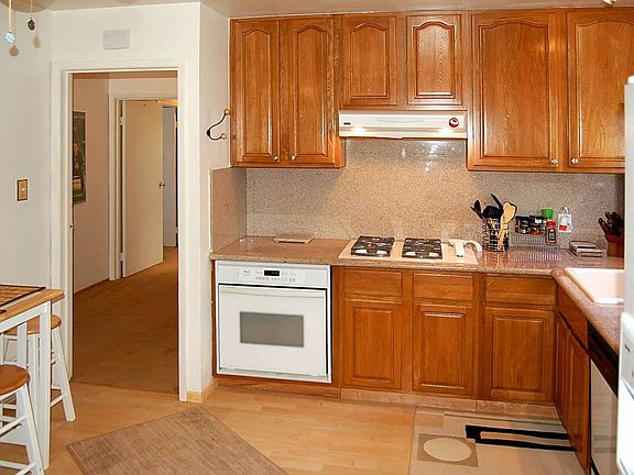 4th image of 83 Wakefield Ave