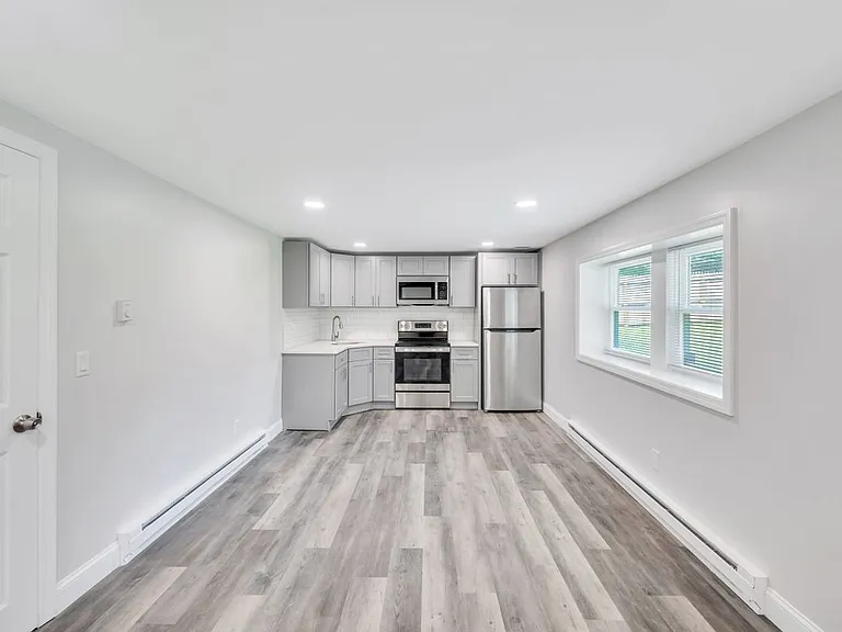 615 Macdonald Ave #B — Photo 2