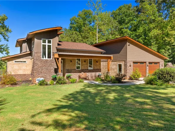 111 N Hogan Dr, Westminster, SC 29693