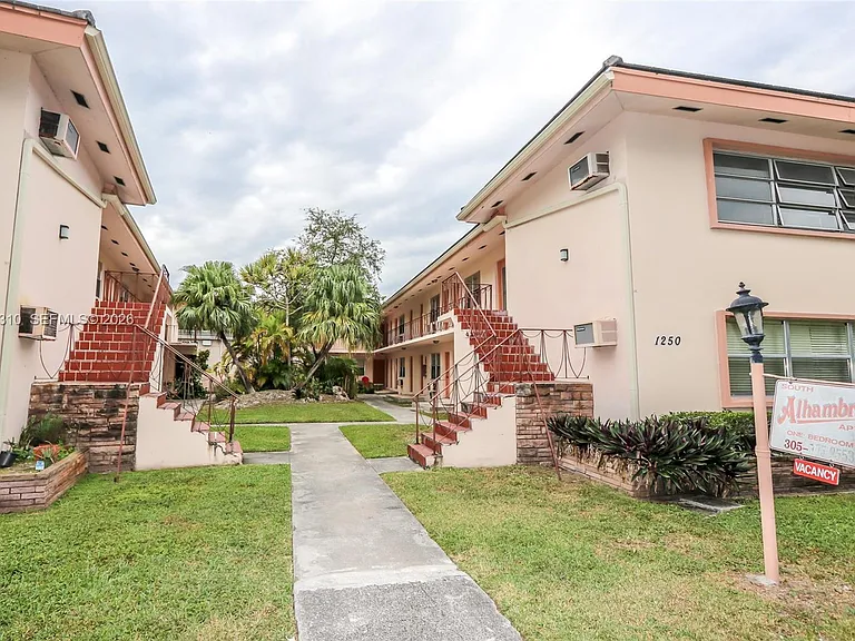 1250 S Alhambra Cir #7 — Photo 4
