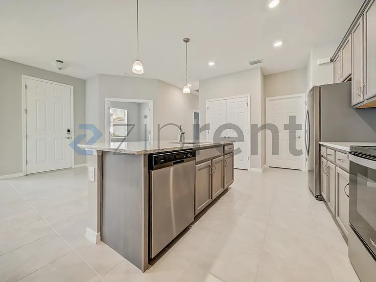 1126 S Town And River Dr — Photo 4