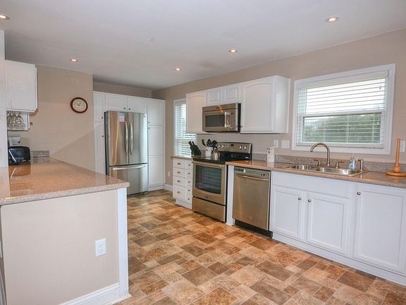 4th image of 313 Grebe Cres