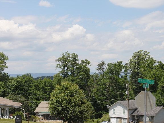 5th image of 372 Hayter Dr