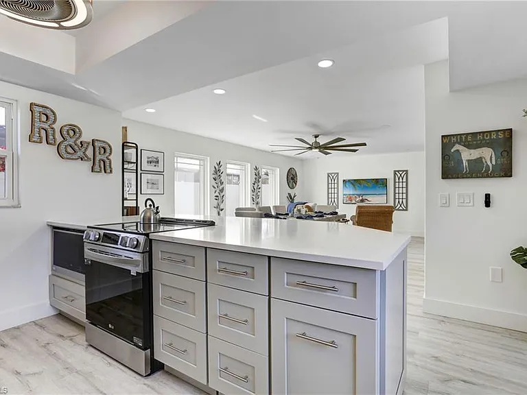 10842 Vanderbilt Dr — Photo 6