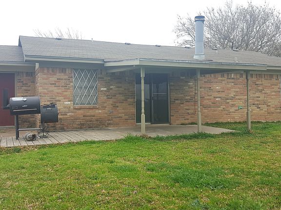 3rd image of 902 Dayton Dr