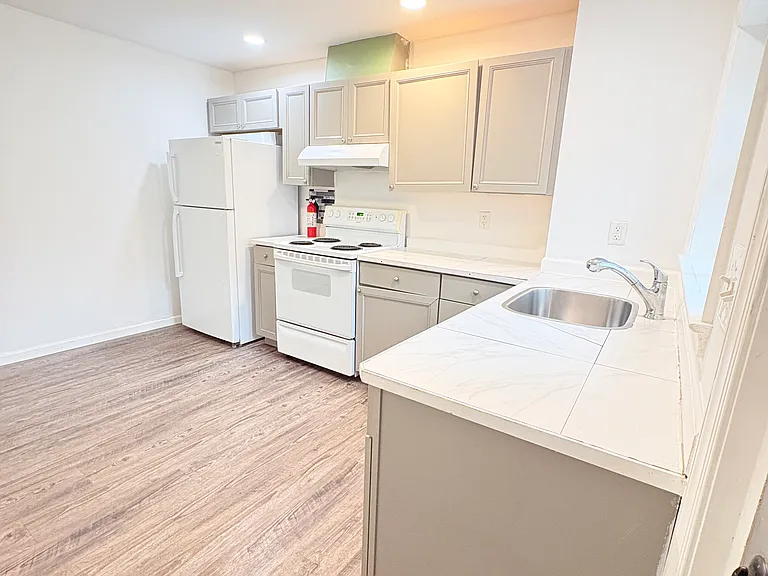 1630 E 9th St — Photo 9