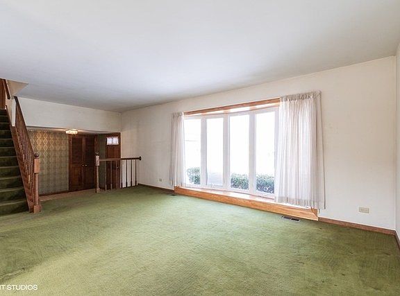 2nd image of 909 N Fairway Ct