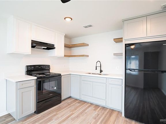 3rd image of 812 Redwood Ave #5