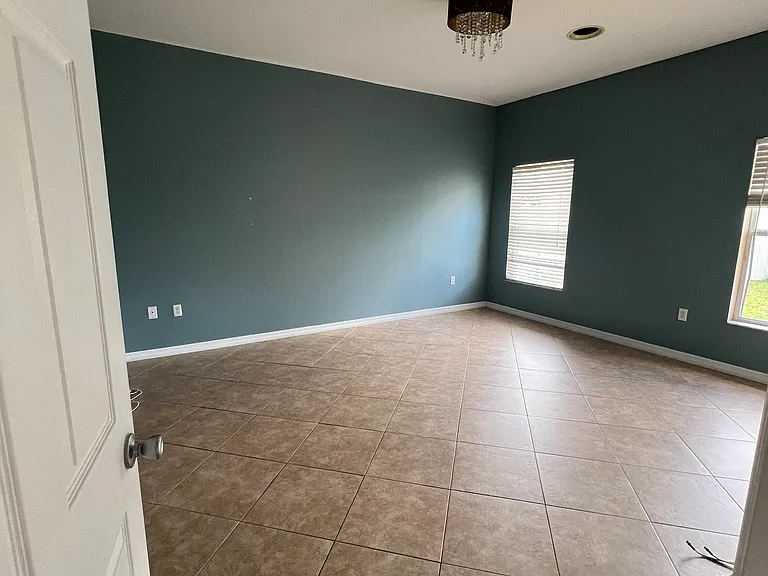 1932 Acacia Dr — Photo 5