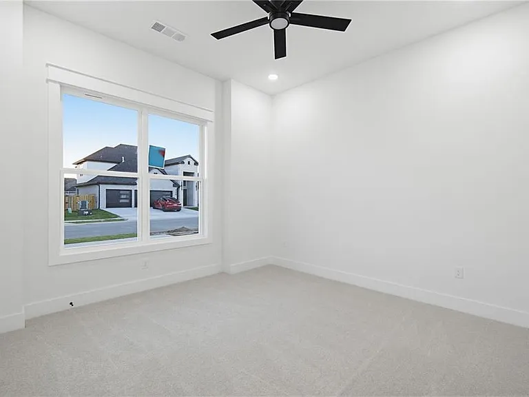 431 Hedge Dr — Photo 18