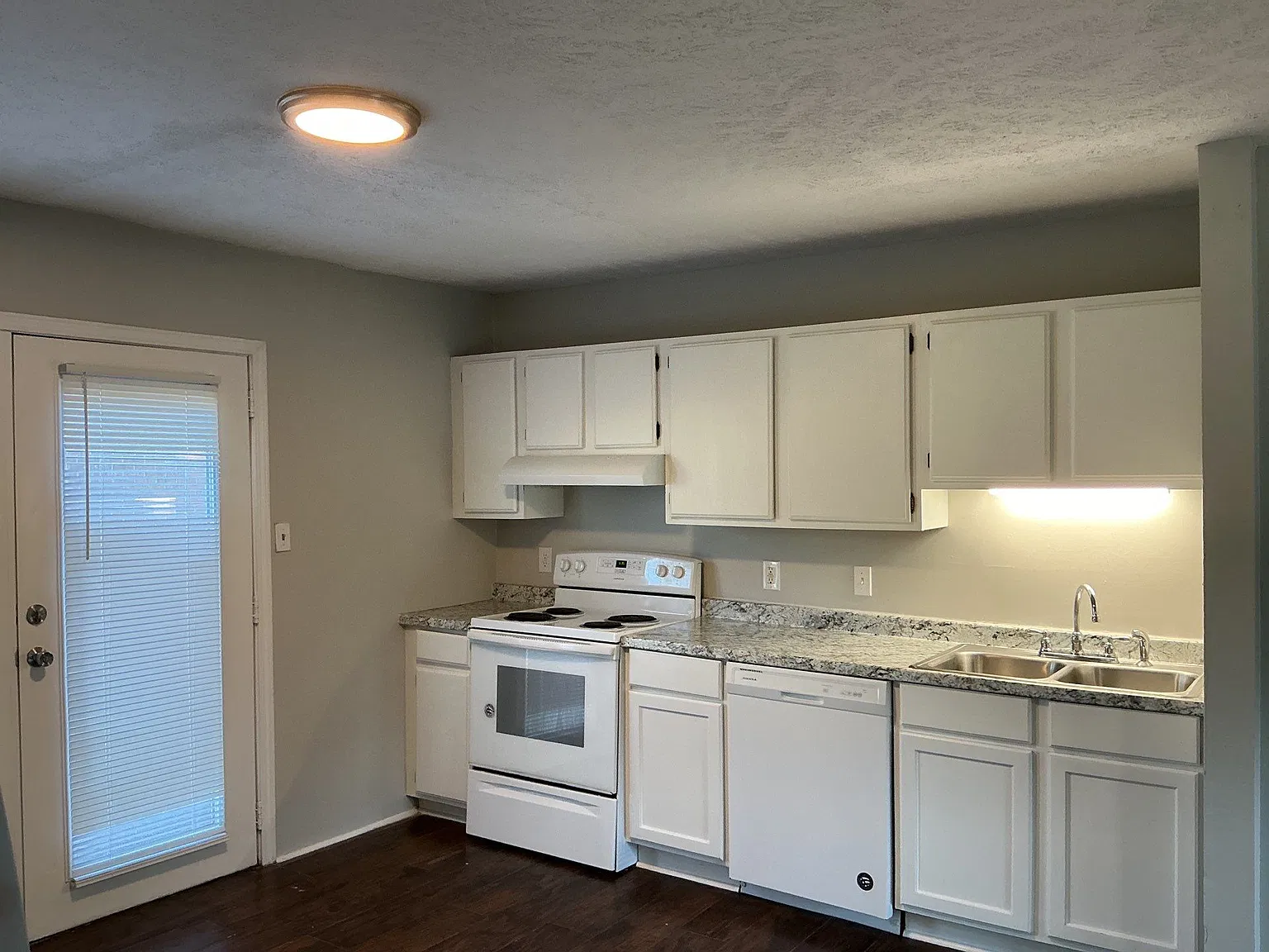 2 bed, 946 sqft, $925 — Photo 2