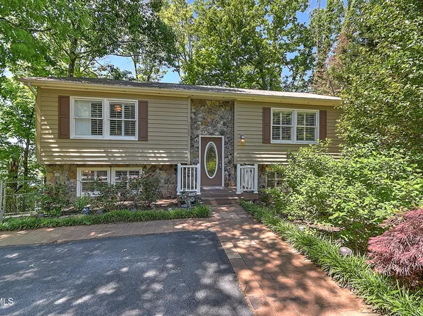 1105 Quail Harbour Dr, Johnson City, TN 37601