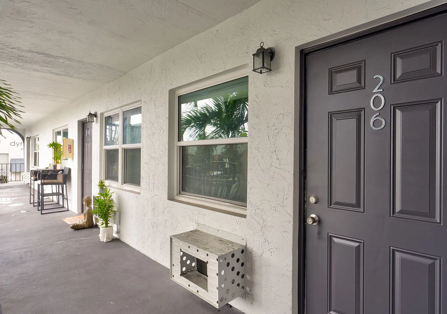 Charming 1-Bedroom Condo Near Downtown & the Beach — Photo 2