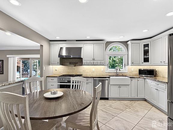 2nd image of 11 Apple Manor Ln