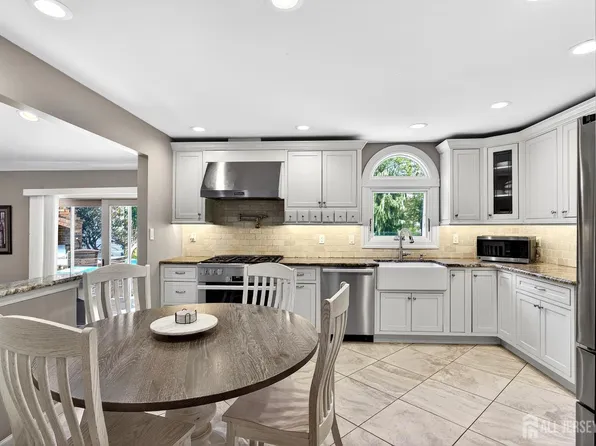 11 Apple Manor Ln, East Brunswick, NJ 08816