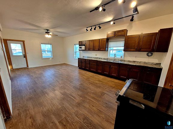 3rd image of 501 N Main St