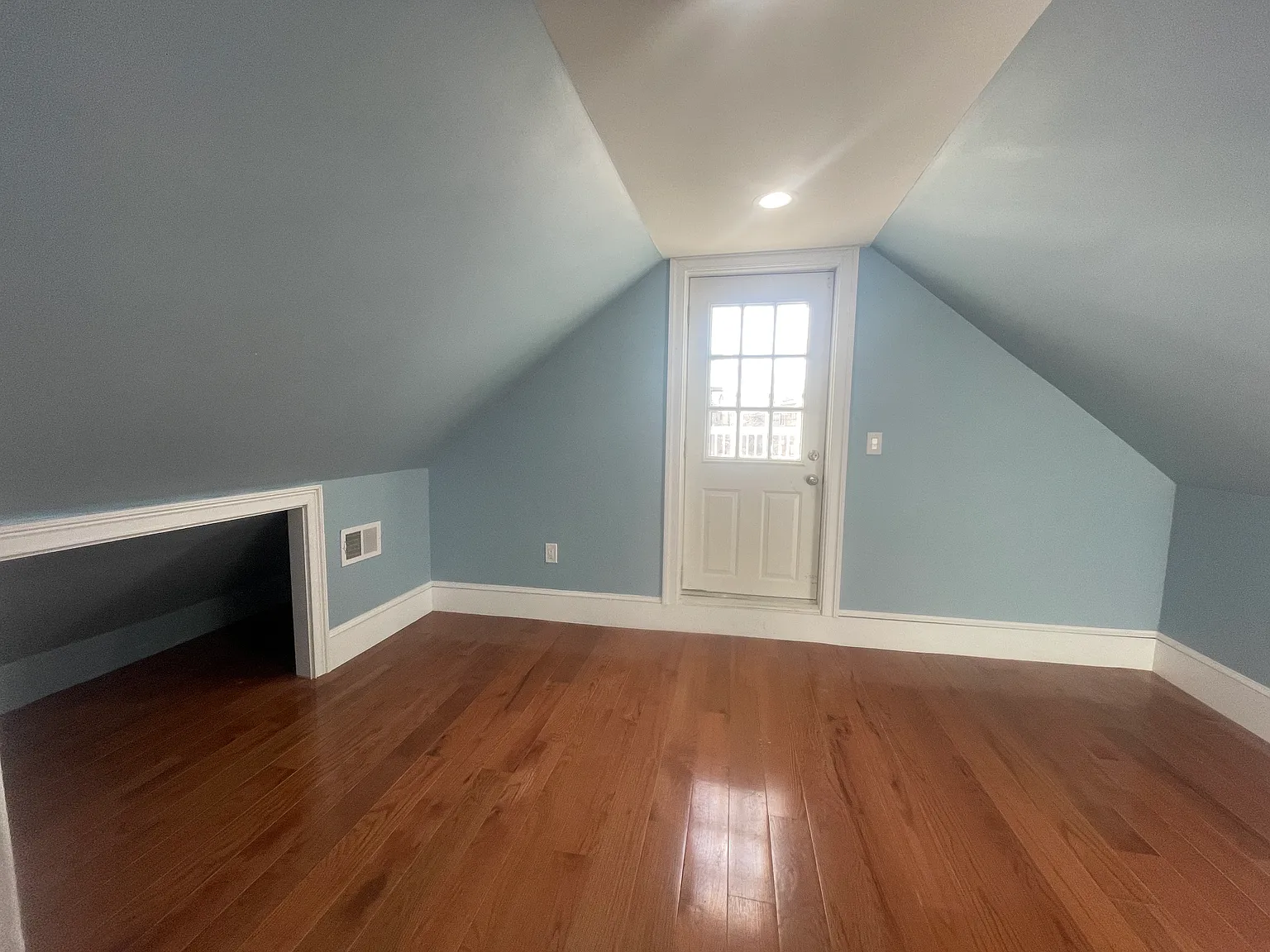5 bed, 9999 sqft, $4,400 — Photo 2