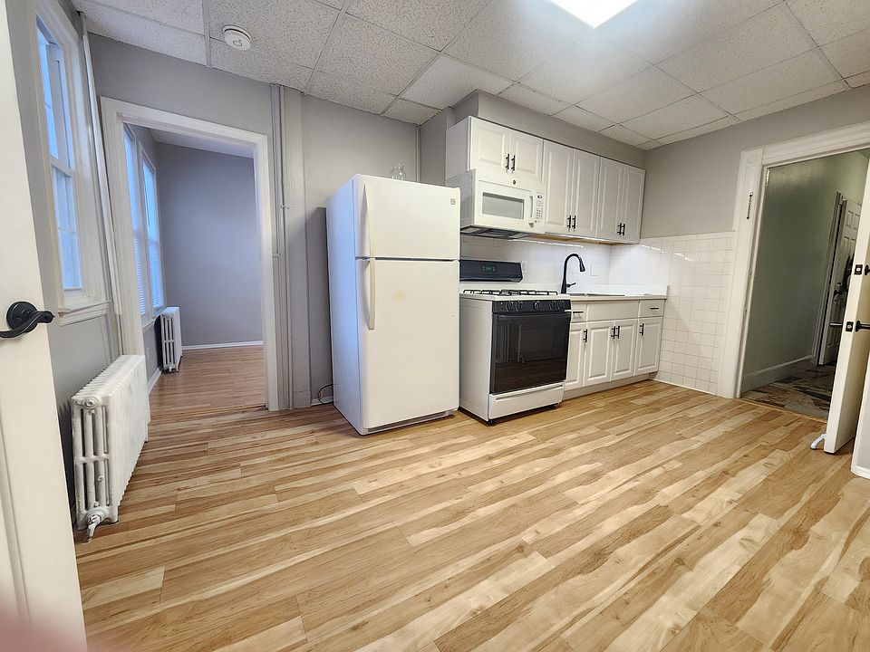 Kitchen with Gas Stove/Oven, Microwave and Refrigerator