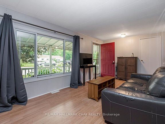 5th image of 28 Flora Ct