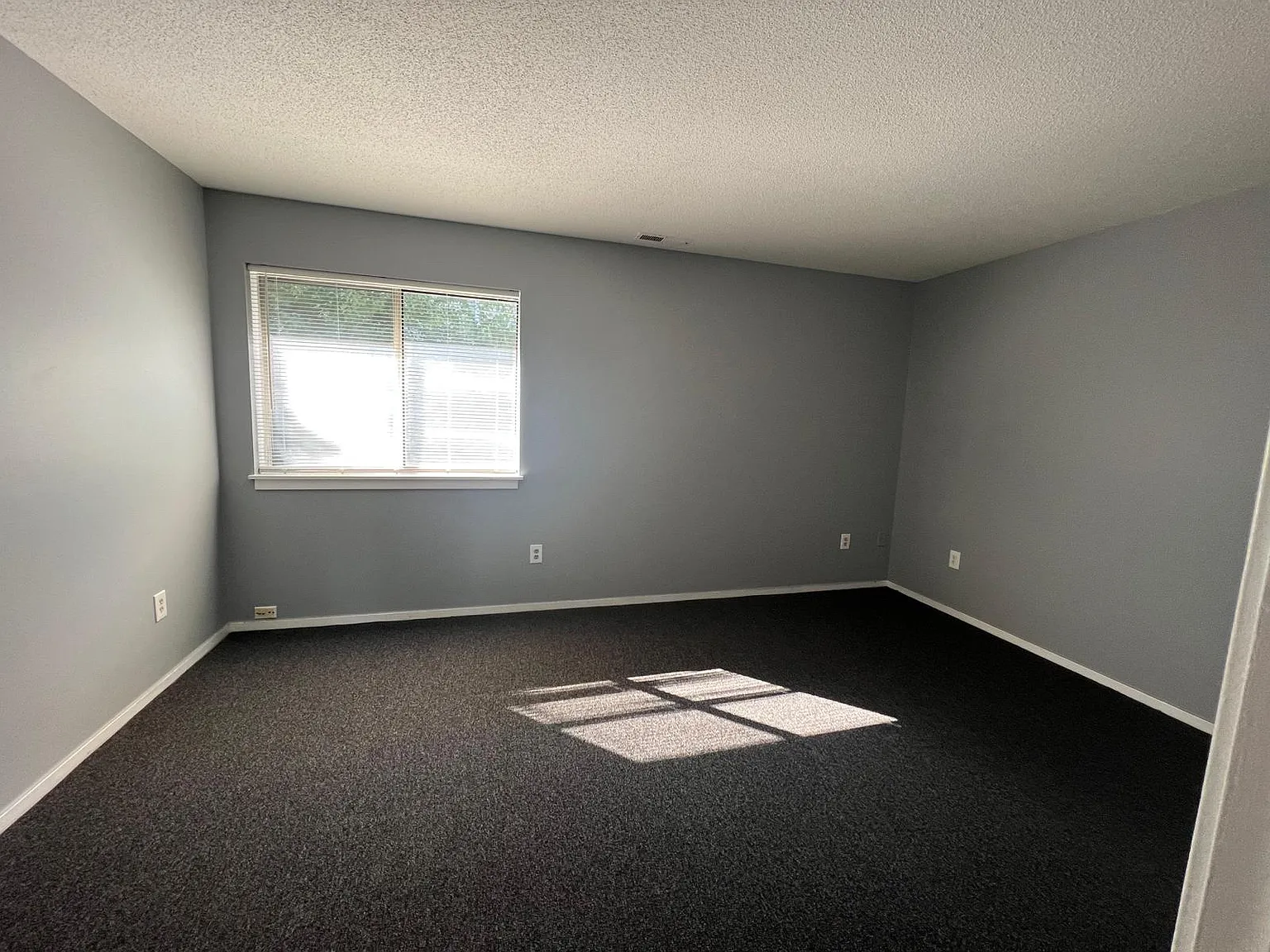 2 bed, 1.5 bath, 1140 sqft, $2,200 — Photo 2