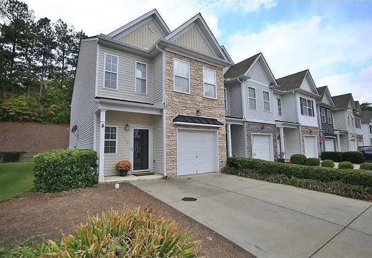 2977 Greyhawk Ln — Photo 1