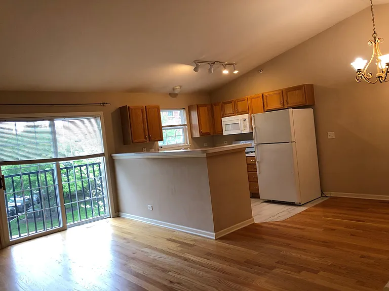 941 Bromley Pl — Photo 2
