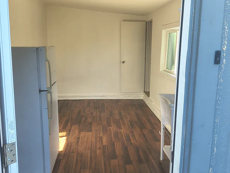 429 W 11th St — Photo 15