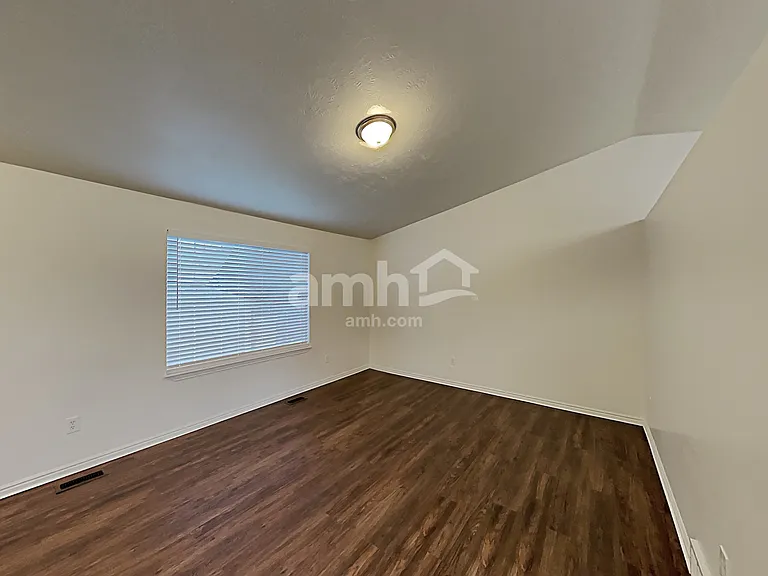 2558 S 75 E — Photo 8