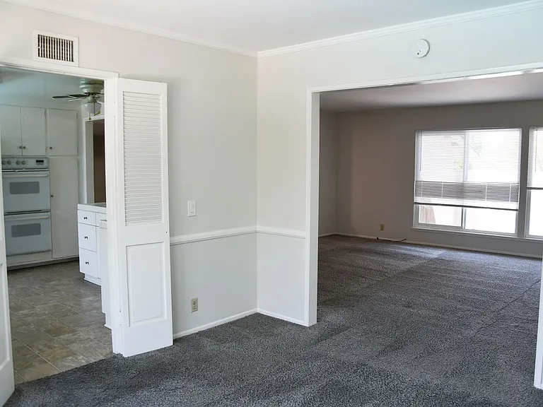 522 E Collins Ave — Photo 16