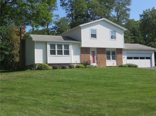 8 Silverberry Rd, Henrietta, NY 14467