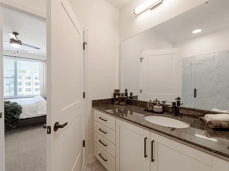 Taryn at 401 — Photo 35