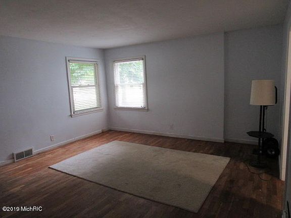 4th image of 43 Taylor Ave