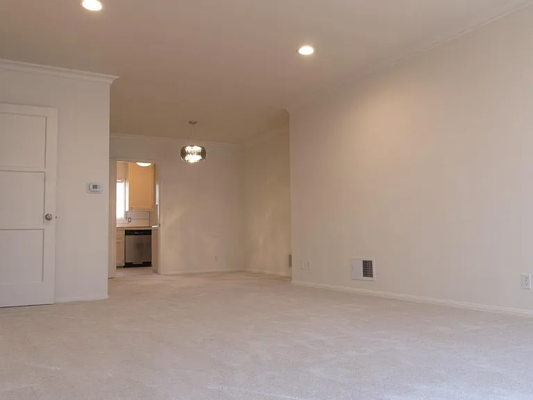 438 S Palm Dr #D — Photo 4