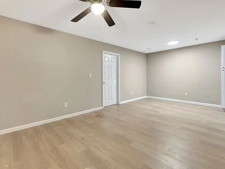 Creekside Apartments — Photo 7