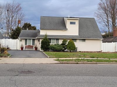 93 Cherry Ln, Hicksville, NY, 11801