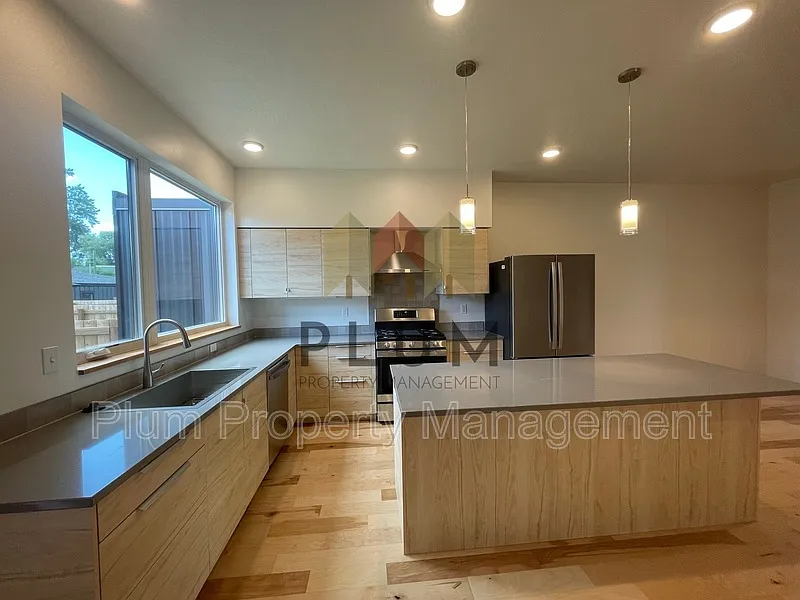 3 bed, 2.5 bath, 1900 sqft, $3,095 — Photo 4