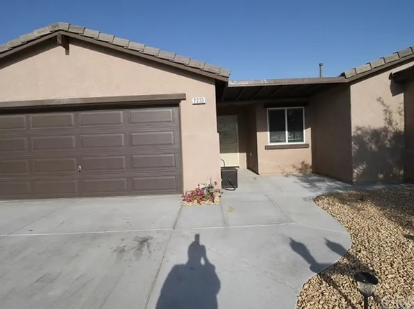 2233 Falcon Dr, Barstow, CA 92311