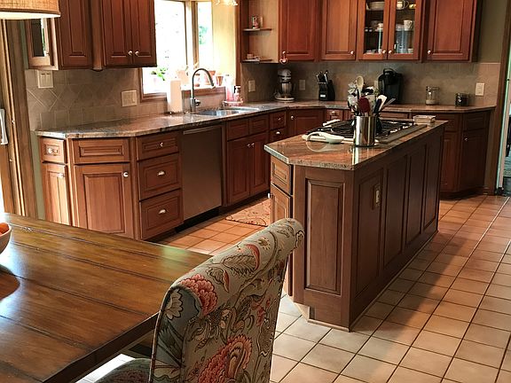 3rd image of 16 Woodbrook Dr