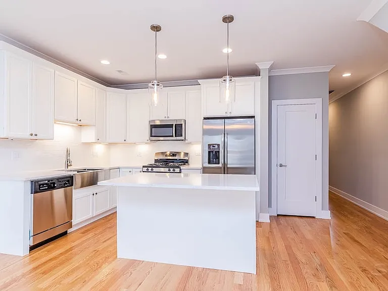 2307 W 19th St #3 — Photo 3