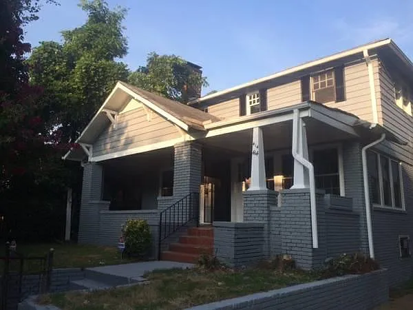 414 Parkway Dr NE — Photo 1