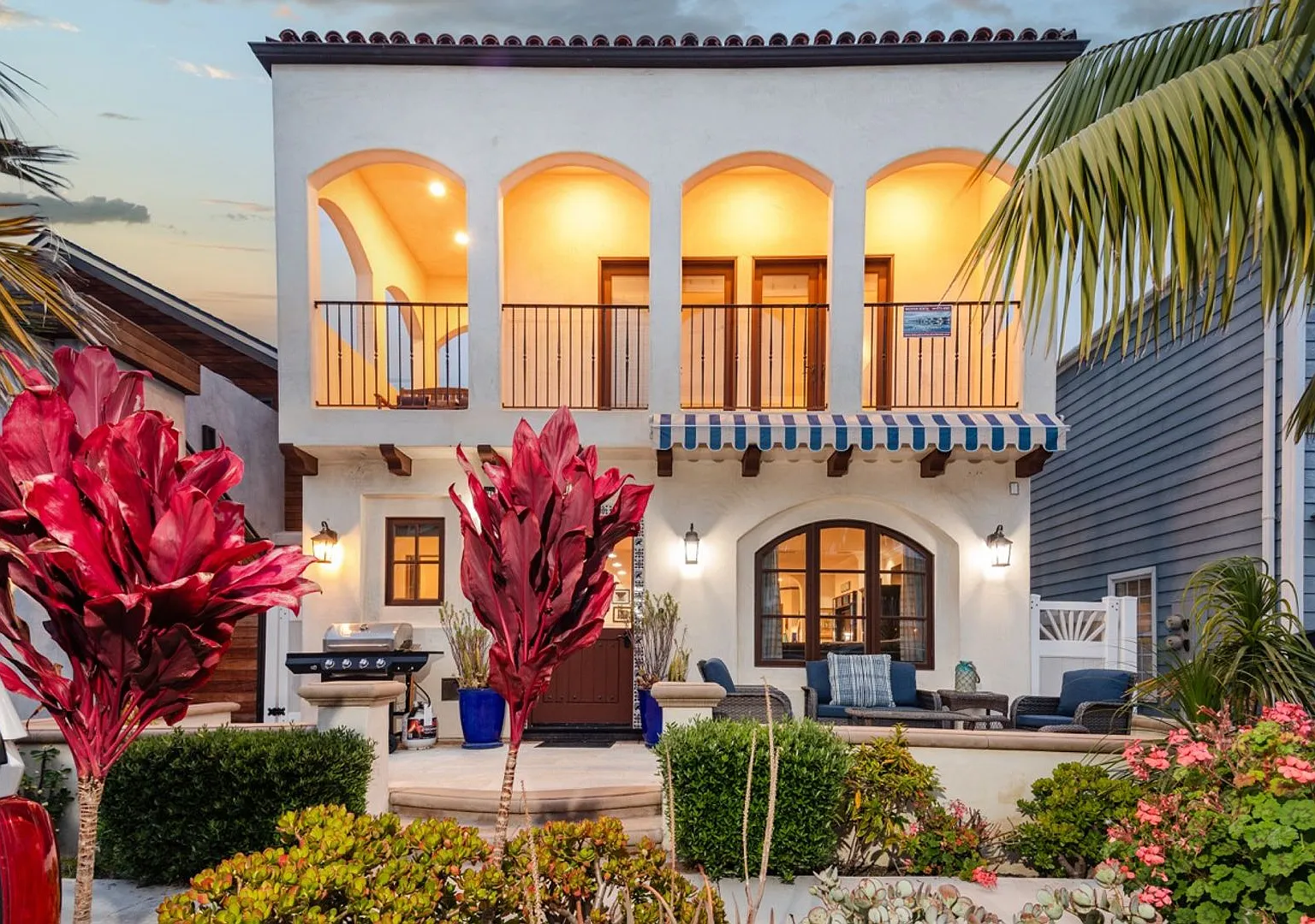 Newport Beach Balboa Peninsula Beach House with Rooftop Deck | Weekly & 30+ Night Stays — Photo 1