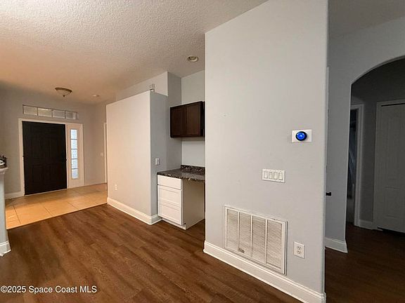 4th image of 441 Waterside Cir
