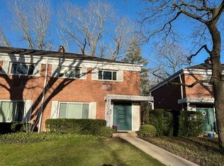 671 Carriage Hill Dr, Glenview, IL 60025