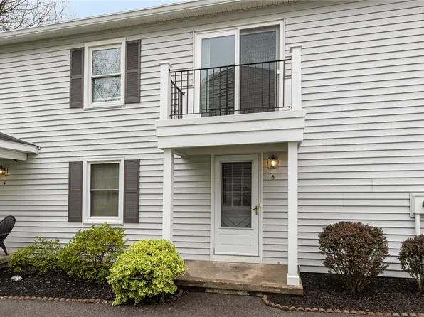 8 Acorn Ln, Fairport, NY 14450