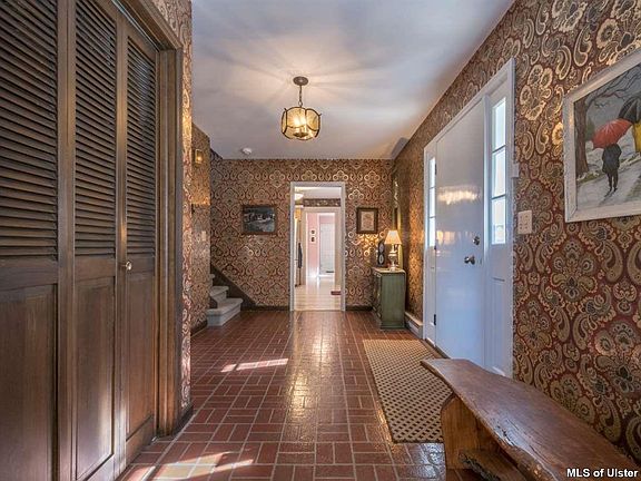3rd image of 6 Laurel Ct