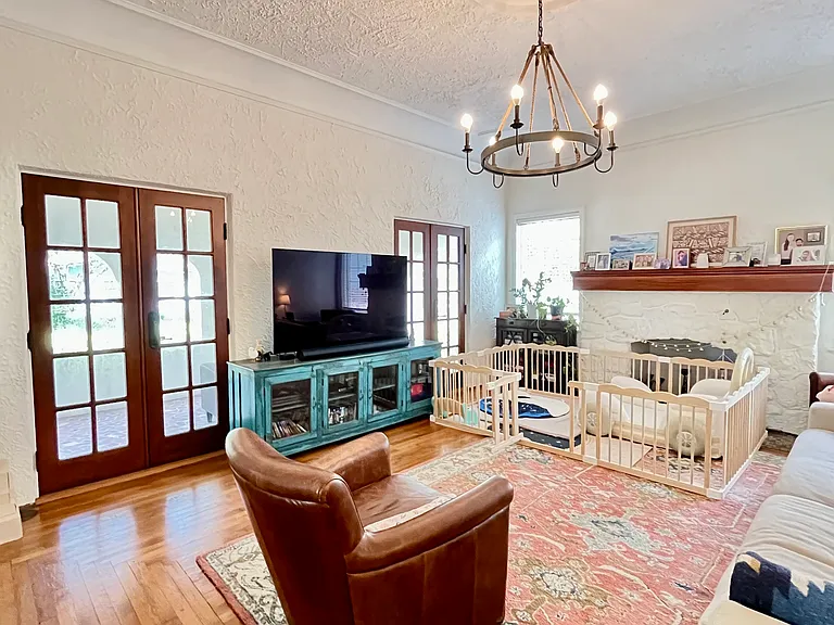 222 Thornton Ln — Photo 7