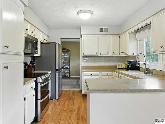 3rd image of 10416 Browne St