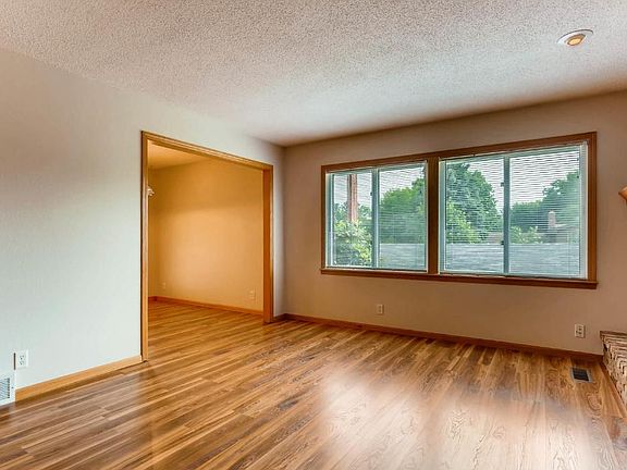 4th image of 940 127th Ln NE
